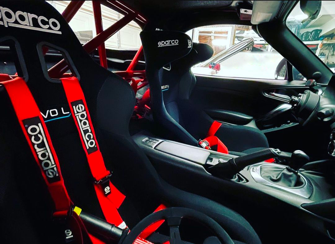 Abarth 124 spider Sparco Evolution racing seats and harness